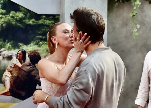 Skārleta Johansone skūpsta kolēģi Džonatanu Beiliju filmas “Juras laikmeta pasaule: Atdzimšana” pirmizrādes vakarā Ņujorkā.