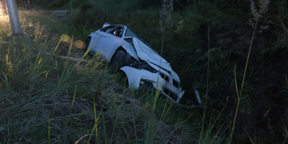 Белый BMW с водителем и тремя пассажирами вылетел в кювет.