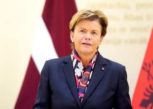 Latvijas ārlietu ministre Baiba Braže (JV). 