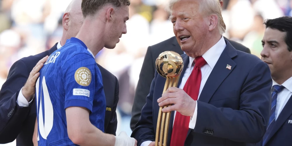 Donalds Tramps pasniedz vērtīgākā spēlētāja balvu Koulam Palmeram.