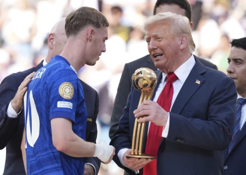 Donalds Tramps pasniedz vērtīgākā spēlētāja balvu Koulam Palmeram.