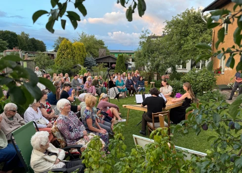 Kokļu trio koncertā Namdaru ielas dārzā. Publicitātes foto