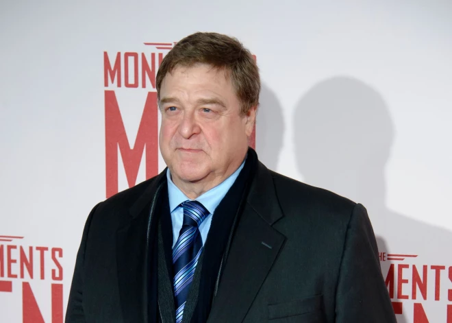 FOTO: kas noticis ar Džonu Gudmenu? Fani viņu uz sarkanā paklāja neatpazīst