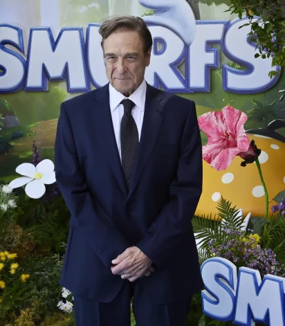 Aktieris Džons Gudmens "Smurfi" pirmizrādē.