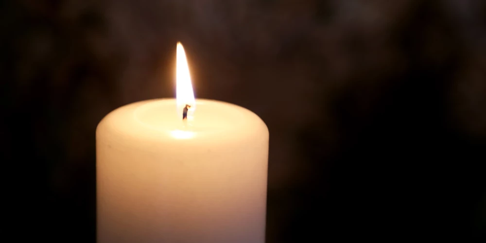 Mediķi ieradās notikuma vietā un centās bērnu reanimēt, taču dzīvību glābt neizdevās.