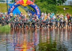 FOTO: Tepera ezera ainaviskajos krastos aizvadīts Latvijas čempionāts triatlonā