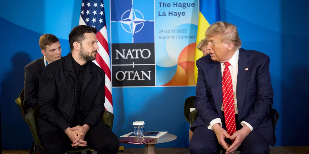 Ukrainas prezidents Volodimirs Zelenskis ar ASV prezidentu Donaldu Trampu.