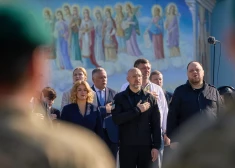 “Bija sāpīgi redzēt bērnu, kas saņem tēva apbalvojumu pēc viņa nāves frontē” Siliņa piedalās Ukrainas varoņu godināšanā Kijivā