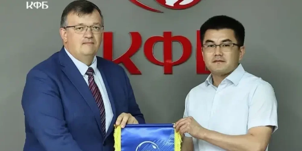 Dainis Kazakevičs (pa kreisi) oficiāli šobrīd sēž uz diviem krēsliem.