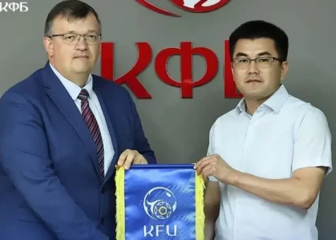 Dainis Kazakevičs (pa kreisi) oficiāli šobrīd sēž uz diviem krēsliem.