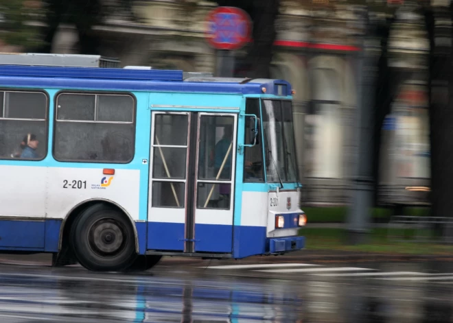 Policija apcietina divus vīriešus par uzbrukumu sievietei un nacionālā naida kurināšanu Rīgas trolejbusā