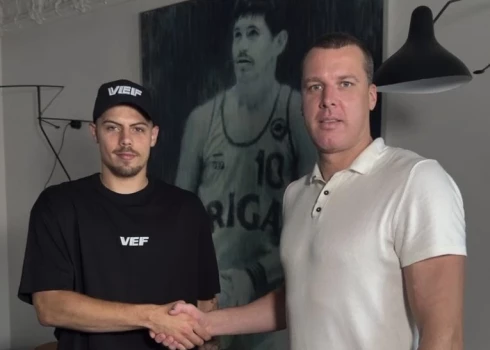 Kristaps Ķilps un VEF prezidents Gatis Jahovičs pēc līguma parakstīšanas.