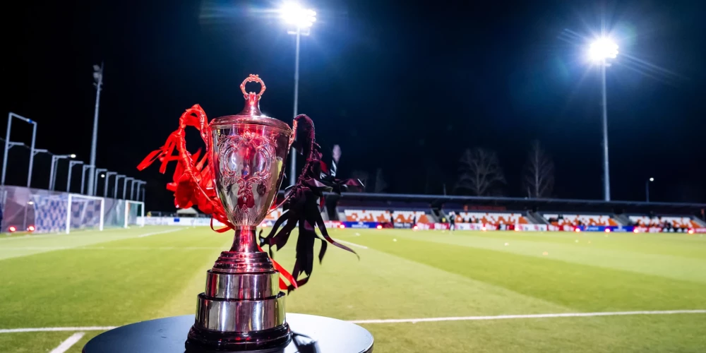 Latvijas kausa futbolā trofeja. 