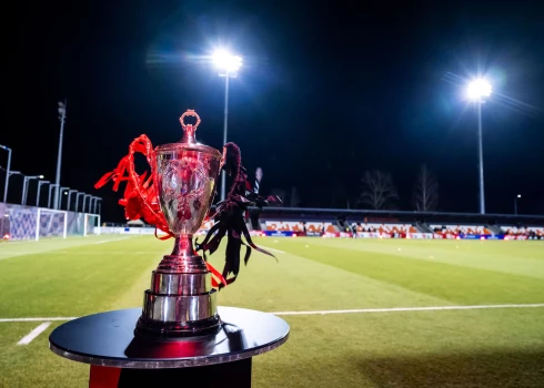 Latvijas kausa futbolā trofeja. 