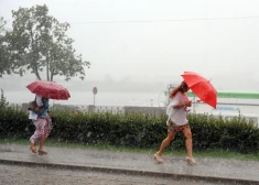 Meteorologi izsludina dzelteno brīdinājumu: šodien pēcpusdienā gaidāms negaiss ar stiprām lietusgāzēm