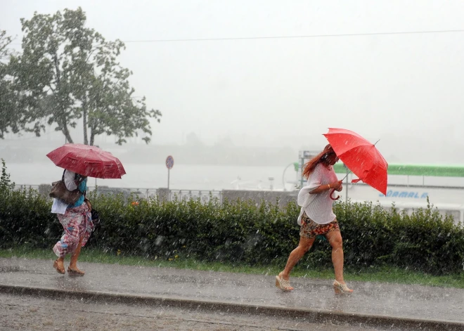 Meteorologi izsludina dzelteno brīdinājumu: šodien pēcpusdienā gaidāms negaiss ar stiprām lietusgāzēm
