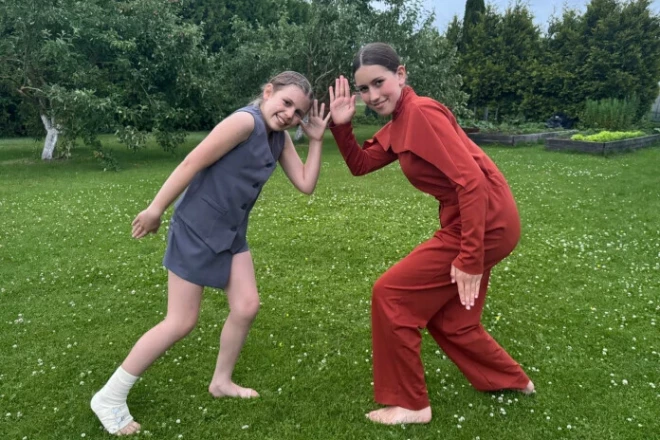 Eleonora un Karolīna arī savas mājas plašajā dārzā izmēģina "Kastaņa puslodes" kustības.