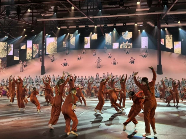 Karolīna ar savu kolektīvu.