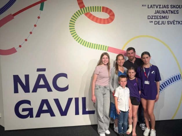 Tolbertu ģimene: no kreisās vecākā māsa Anna Keita, mamma Patrīcija, tētis Lūkass, mazais brālis Kristofers, Eleonora un Karolīna.