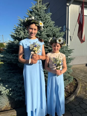 Rīts pirms gājiena. Vainadziņi ir Karolīnas pīti.