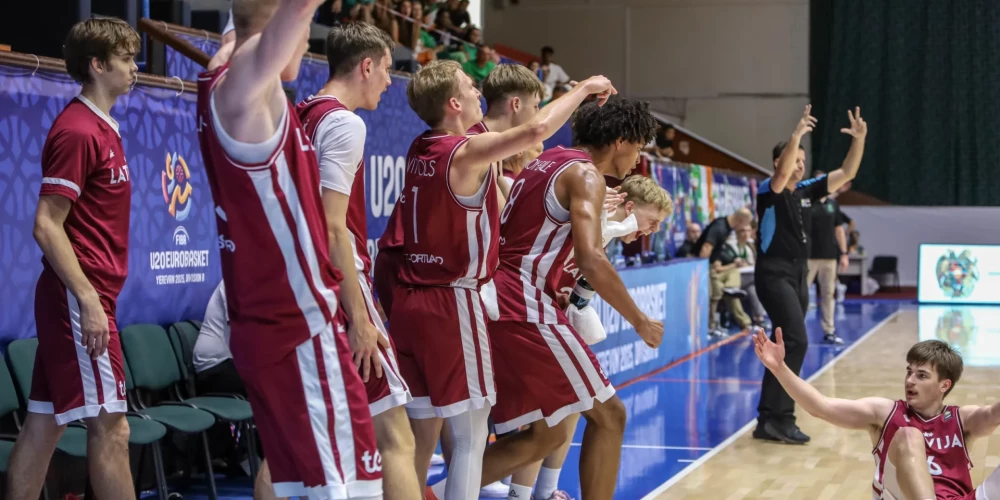 Latvijas U-20 basketbolisti reaģē uz gūto grozu.