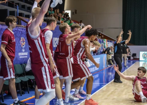 Latvijas U-20 basketbolisti reaģē uz gūto grozu.