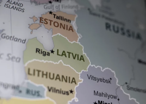 На самом деле Латвия не посередке, а в самом низу.