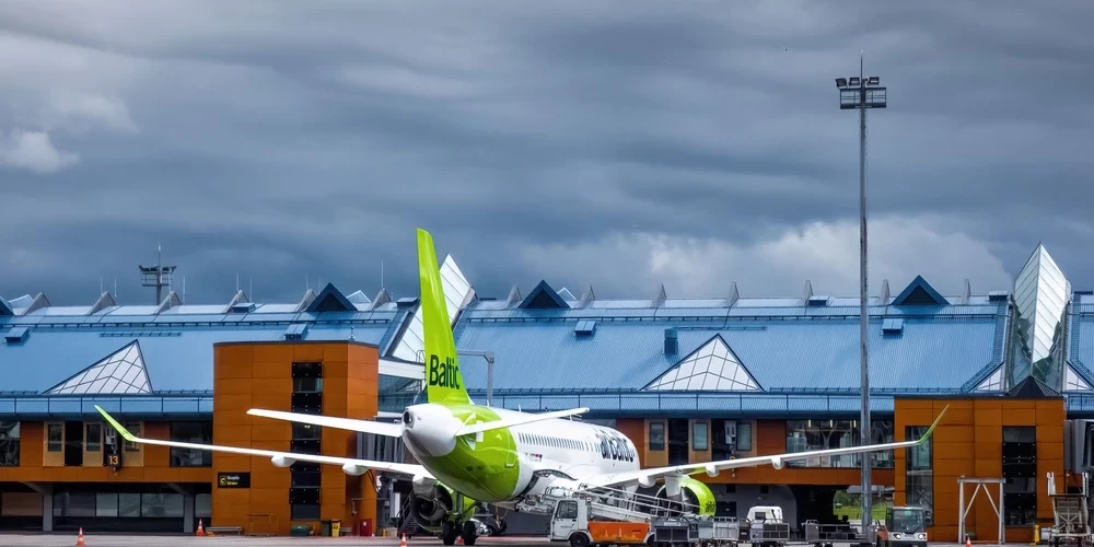 Самолет airBaltic в аэропорту Таллина.