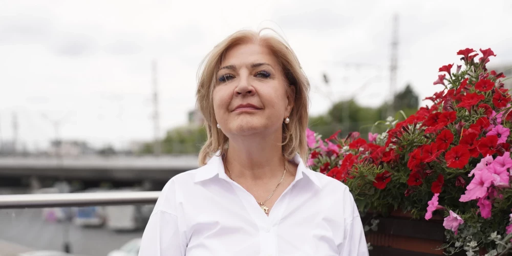 Linda Baltiņa beidzamā laikā retāk sastopama saviesīgos sarīkojumos. Viņa gan paskaidro, ka apmeklē dažādus pasākumus un ir lietas kursā, kas notiek galvaspilsētā, bet vairās no publicitātes.
