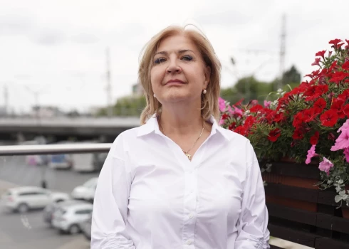 Linda Baltiņa beidzamā laikā retāk sastopama saviesīgos sarīkojumos. Viņa gan paskaidro, ka apmeklē dažādus pasākumus un ir lietas kursā, kas notiek galvaspilsētā, bet vairās no publicitātes.