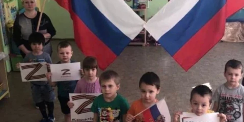 Krievijā jau no agras bērnības bērnus gatavo "patriotiskajam pienākumam" (ekrānuzņēmums no "X")