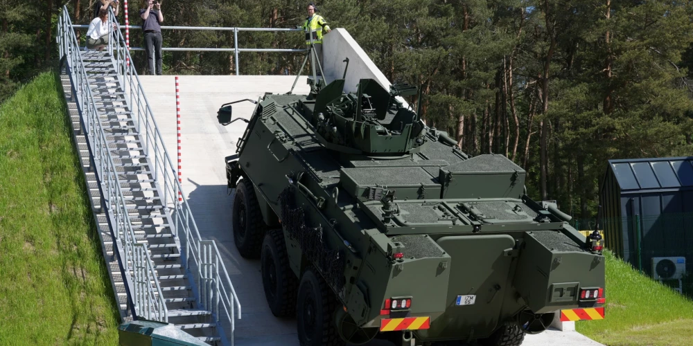 "Patria" 6x6 bruņumašīnas paraugdemonstrējums "Patria" grupas uzņēmuma "Defence Partnership Latvia" piecu gadu jubilejas pasākumā Valmierā 2025. gada maijā