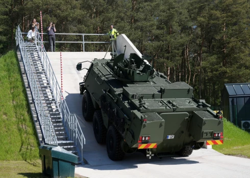"Patria" 6x6 bruņumašīnas paraugdemonstrējums "Patria" grupas uzņēmuma "Defence Partnership Latvia" piecu gadu jubilejas pasākumā Valmierā 2025. gada maijā