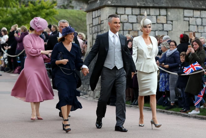 Robijs Viljamss roku rokā ar sievu Aīdu Fīldu un sievasmāti Gvenu Fīldu, dodoties uz princeses Eiženijas un Džeka Brūksbenka kāzām 2018. gada 12. oktobrī Vindzorā.