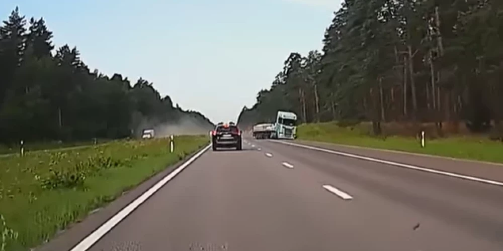 Baļķu vedējs ielidojis pretēkā joslā (ekrānuzņēmums no video)