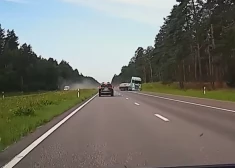 Baļķu vedējs ielidojis pretēkā joslā (ekrānuzņēmums no video)