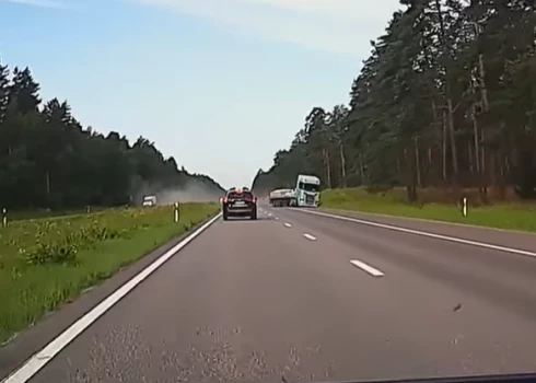 Baļķu vedējs ielidojis pretēkā joslā (ekrānuzņēmums no video)