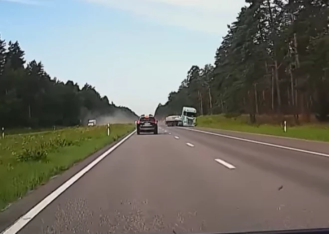 VIDEO: šausmu skats uz Vidzemes šosejas, kad baļķu vedējs ielido pretējā joslā