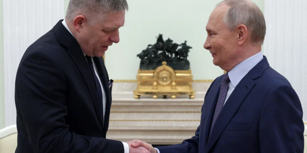 Slovākijas premjerministrs Roberts Fico Kremlī pie Krievijas diktatora Vladimira Putina