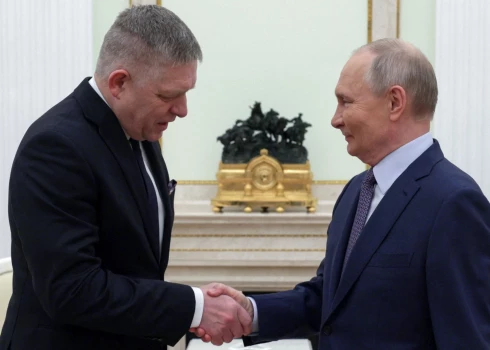 Slovākijas premjerministrs Roberts Fico Kremlī pie Krievijas diktatora Vladimira Putina