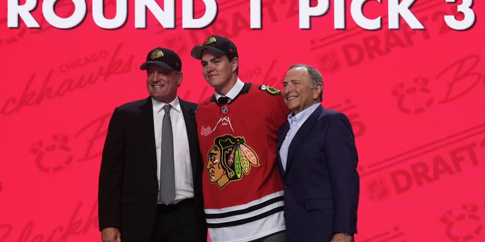 Antons Frondels ar "Blackhawks" leģendu Džeremiju Rēniku un NHL komisāru Gariju Betmenu (foto: Scanpix / AP)