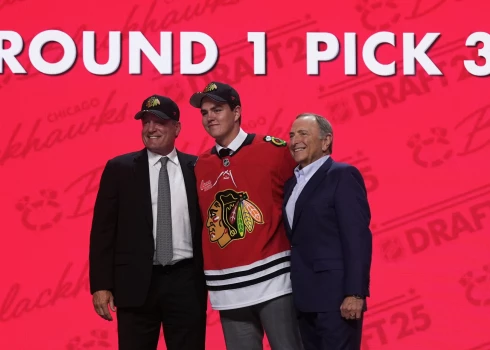 Antons Frondels ar "Blackhawks" leģendu Džeremiju Rēniku un NHL komisāru Gariju Betmenu (foto: Scanpix / AP)