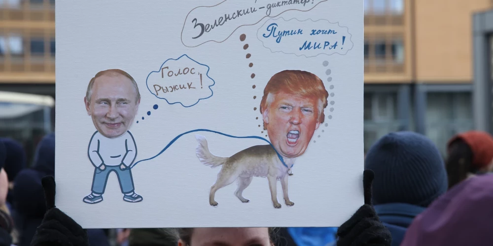 Demonstrante pauž attieksmi pret Trampa reveransiem Putinam