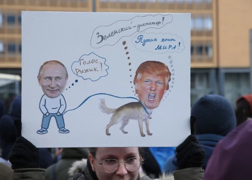 Demonstrante pauž attieksmi pret Trampa reveransiem Putinam