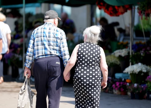 “Visvairāk es nožēloju to, ka tad, kad mani 3 bērni bija mazi, es nepietiekoši daudz ar viņiem spēlējos. Bija jāstrādā, jāgatavo ēst, jāsaimnieko. Viņi gribēja spēlēt galda spēles, bet man nebija laika,” atzīst Inta (82), un šī frāze šodien var kļūt par iedrošinājumu apstāties, būt klātesošam un veltīt uzmanību tiem, kas ir līdzās.