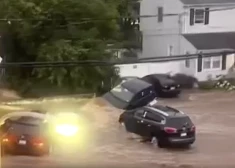 VIDEO: Ņujorkas plūdos divi bojāgājušie - viņu auto lietus ūdens ierāva upē
