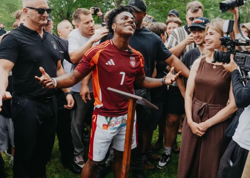 Slavenais strīmeris "IShowSpeed" iepazīst Latviju.