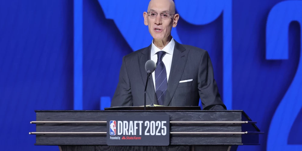 NBA komisārs Ādams Silvers 2025. gada drafta ceremonijā.