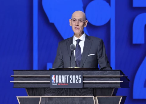 NBA komisārs Ādams Silvers 2025. gada drafta ceremonijā.
