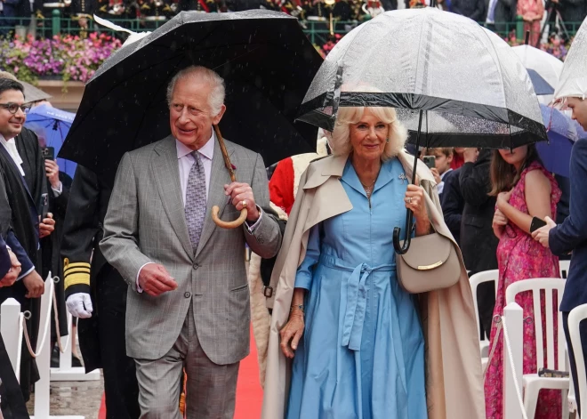 Trauksme karalim Čārlzam izrādās pārpratums – vīrietis uz jumta biedējis putnu